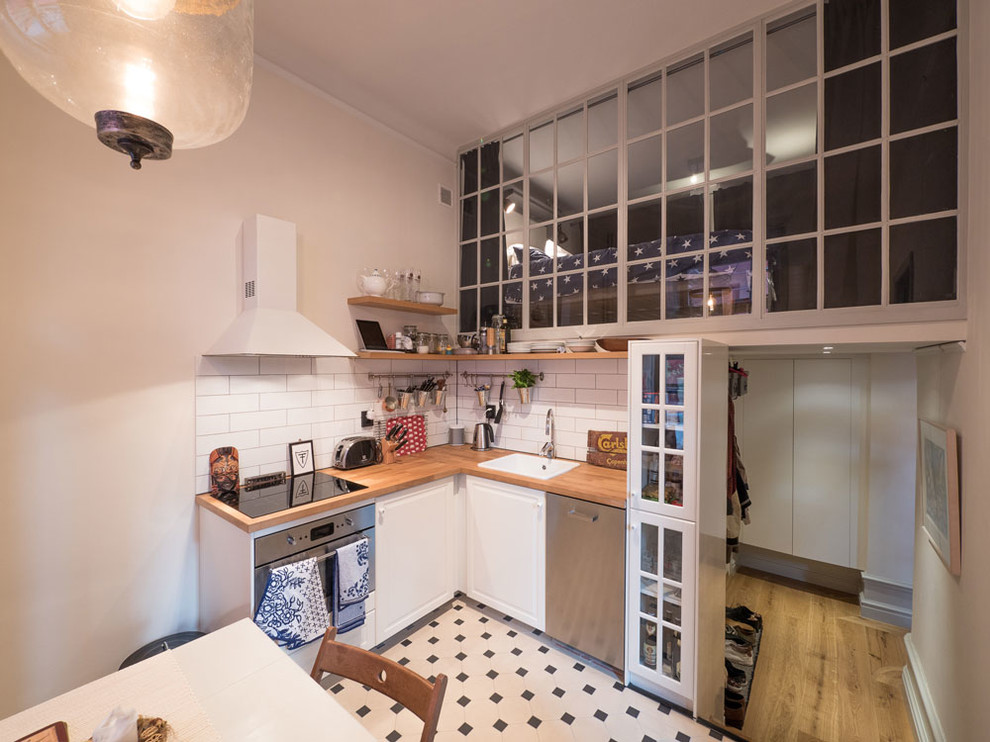 Kleine Klassische Wohnküche mit Arbeitsplatte aus Holz, Küchenrückwand in Weiß, Rückwand aus Porzellanfliesen und Keramikboden in Stockholm