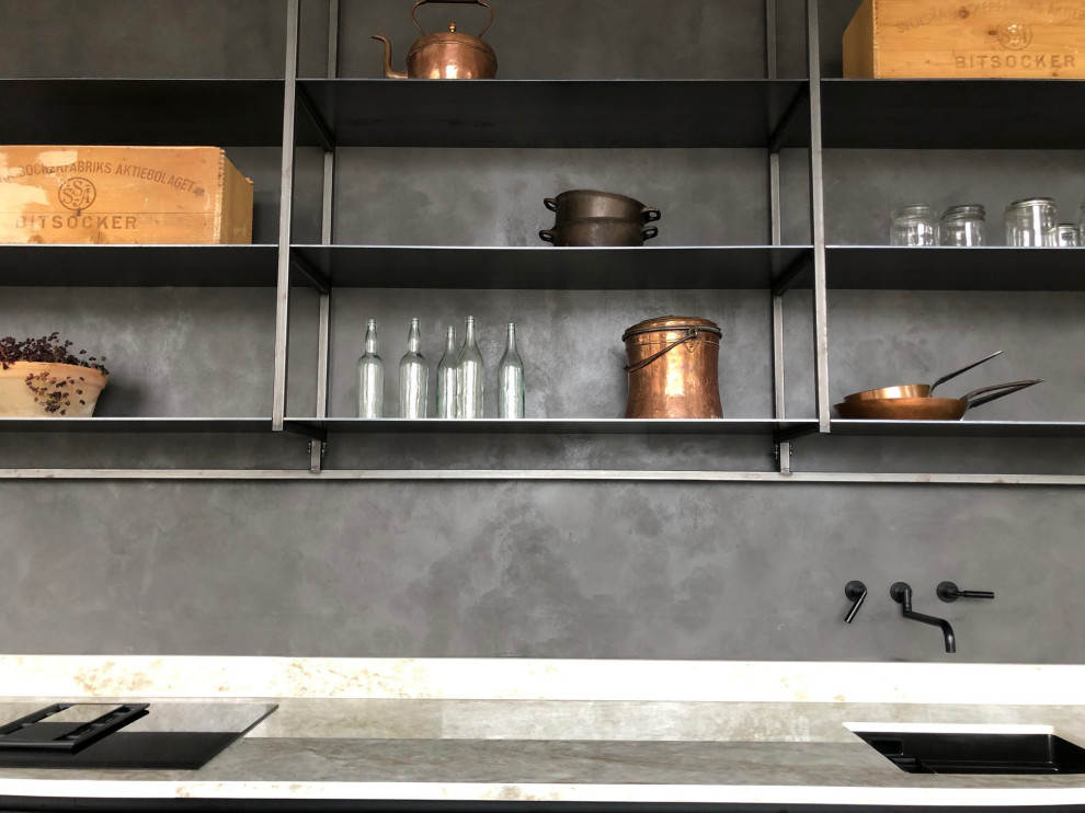 Idéer för ett mellanstort nordiskt beige linjärt kök och matrum, med en enkel diskho, släta luckor, svarta skåp, bänkskiva i kvarts, beige stänkskydd, svarta vitvaror, betonggolv och grått golv