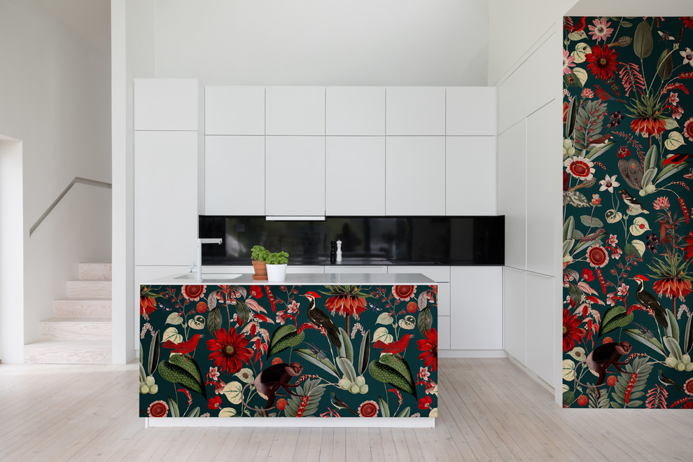 Свежая идея для дизайна: кухня в современном стиле с акцентной стеной - отличное фото интерьера