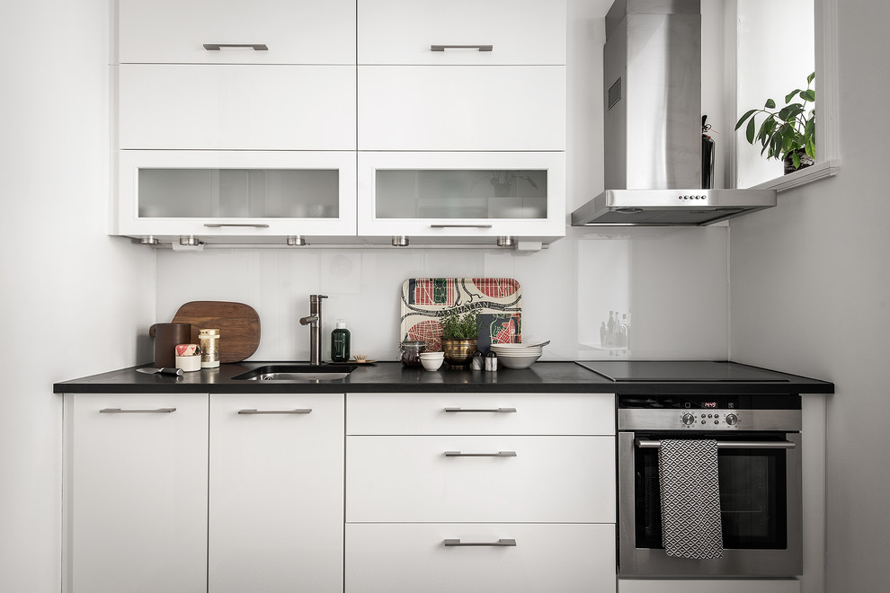 Bild på ett mellanstort minimalistiskt linjärt kök och matrum, med rostfria vitvaror