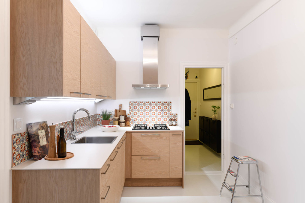 Свежая идея для дизайна: отдельная кухня в стиле модернизм с плоскими фасадами, светлыми деревянными фасадами, техникой из нержавеющей стали, деревянным полом, белым полом и белой столешницей без острова - отличное фото интерьера