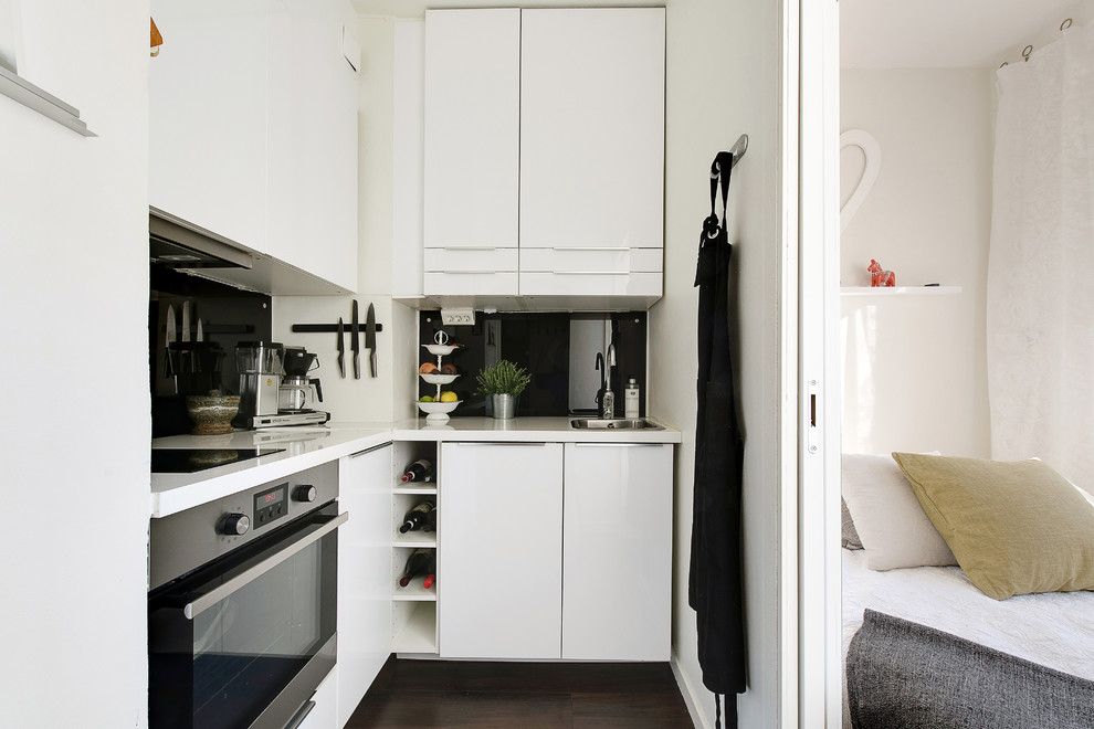Idéer för att renovera ett mellanstort nordiskt l-kök, med en enkel diskho, släta luckor, vita skåp och rostfria vitvaror