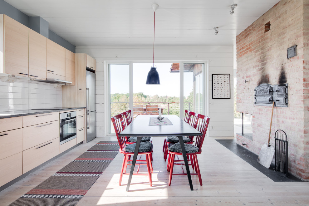 Idéer för att renovera ett lantligt grå linjärt grått kök och matrum, med målat trägolv