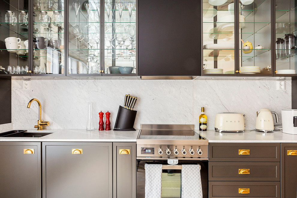 Inspiration för ett mellanstort vintage linjärt kök, med en enkel diskho, luckor med glaspanel, grå skåp, marmorbänkskiva, grått stänkskydd och rostfria vitvaror