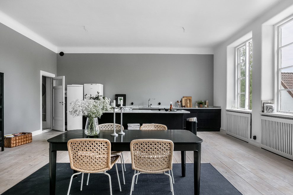 Einzeilige, Große Nordische Küche mit Küchenrückwand in Grau und weißen Elektrogeräten in Malmö