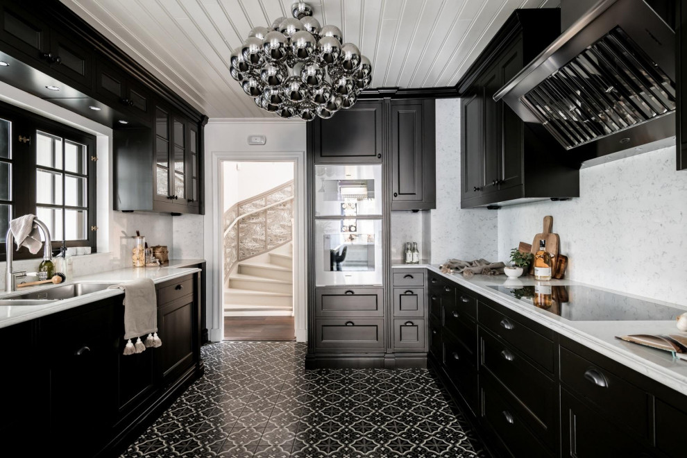 Idéer för ett minimalistiskt vit u-kök, med en undermonterad diskho, luckor med infälld panel, svarta skåp, vitt stänkskydd, rostfria vitvaror och svart golv