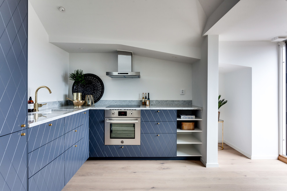 Idéer för ett litet minimalistiskt l-kök, med blå skåp