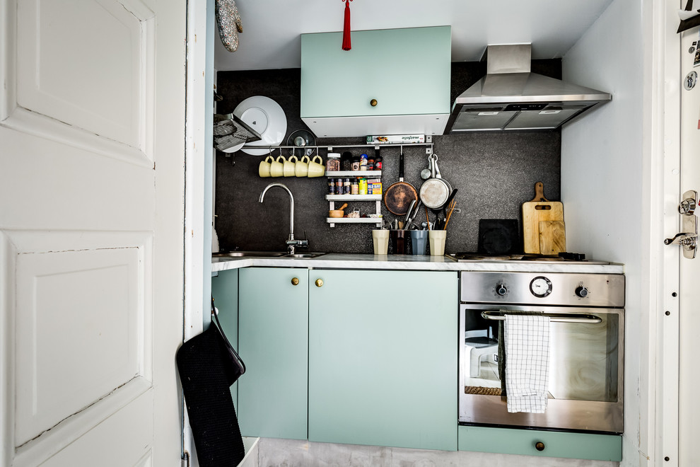 ストックホルムにある小さな北欧スタイルのおしゃれなキッチン (フラットパネル扉のキャビネット、ターコイズのキャビネット、アイランドなし) の写真