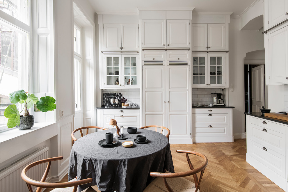 ストックホルムにある北欧スタイルのおしゃれなキッチンの写真