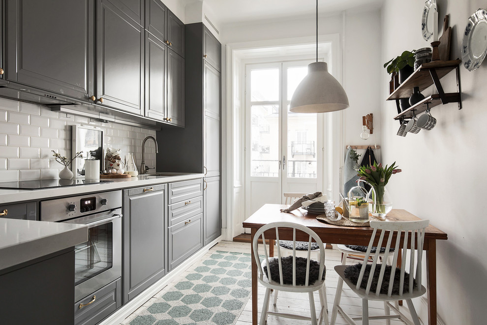 Inspiration för ett litet skandinaviskt l-kök, med grå skåp, ljust trägolv, vitt golv och luckor med upphöjd panel
