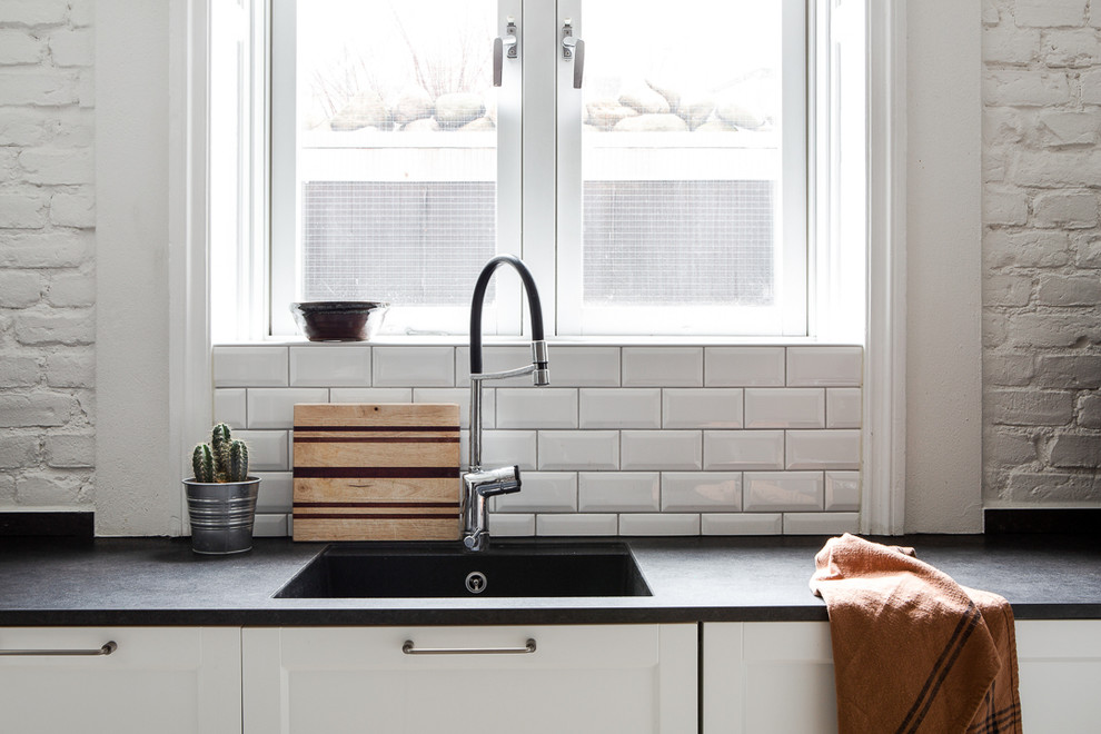 Источник вдохновения для домашнего уюта: п-образная кухня-гостиная среднего размера в скандинавском стиле с столешницей из ламината, белым фартуком, белым полом и серой столешницей
