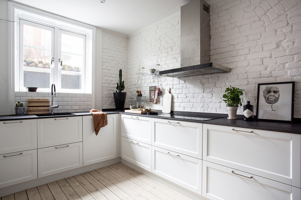 Idéer för ett mellanstort nordiskt grå kök, med laminatbänkskiva, vitt stänkskydd och vitt golv