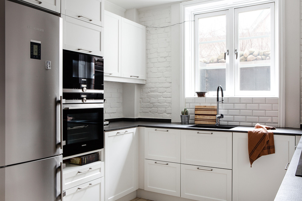 Esempio di una cucina nordica di medie dimensioni con top in laminato, pavimento bianco e top grigio