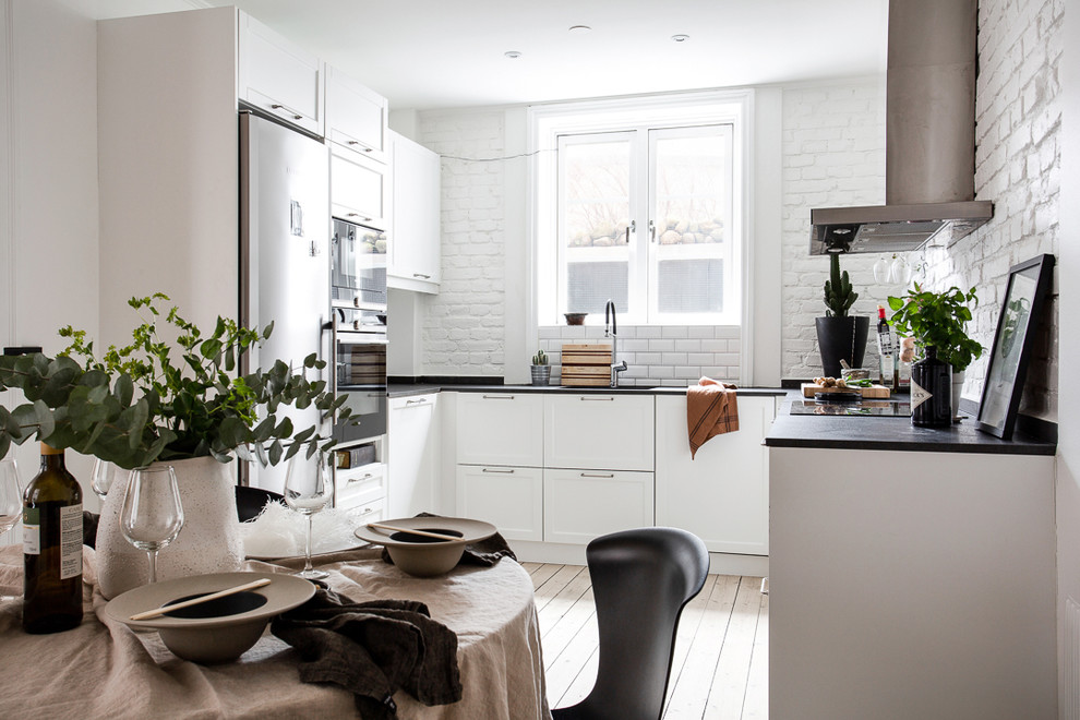 Offene, Mittelgroße Skandinavische Küche in U-Form mit Laminat-Arbeitsplatte, Küchenrückwand in Weiß, weißem Boden und grauer Arbeitsplatte in Sonstige