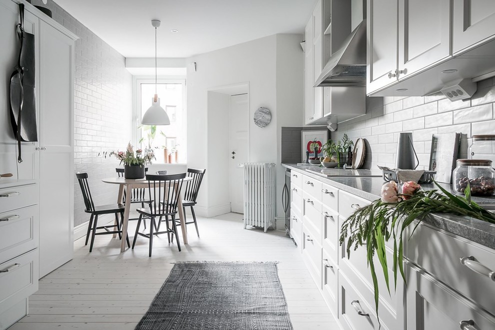 Inspiration för minimalistiska linjära kök och matrum, med luckor med infälld panel och vita skåp