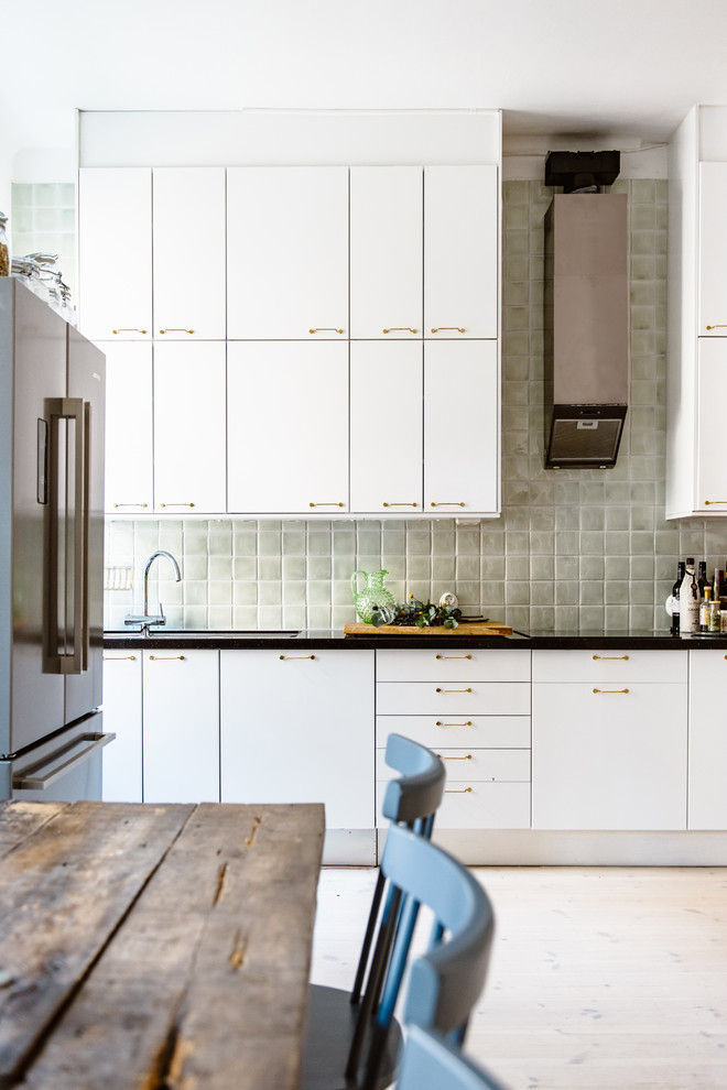 Свежая идея для дизайна: кухня в стиле фьюжн с зеленым фартуком - отличное фото интерьера