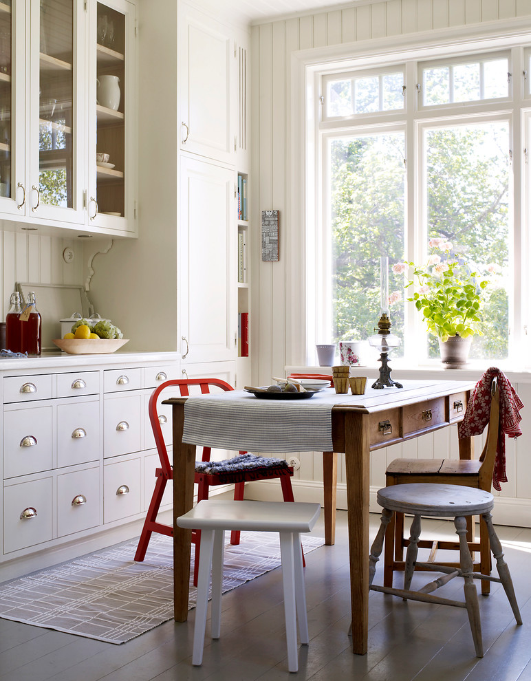 Idéer för att renovera ett mellanstort vintage linjärt kök och matrum, med luckor med glaspanel, vita skåp och målat trägolv