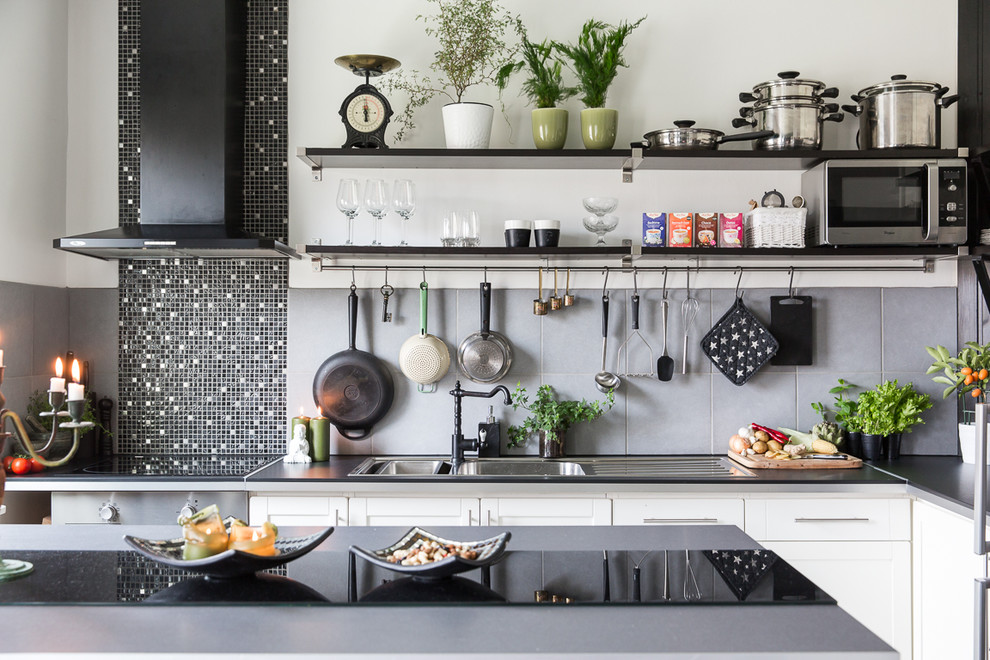 Idéer för mellanstora minimalistiska l-kök, med luckor med infälld panel, vita skåp, grått stänkskydd och stänkskydd i keramik