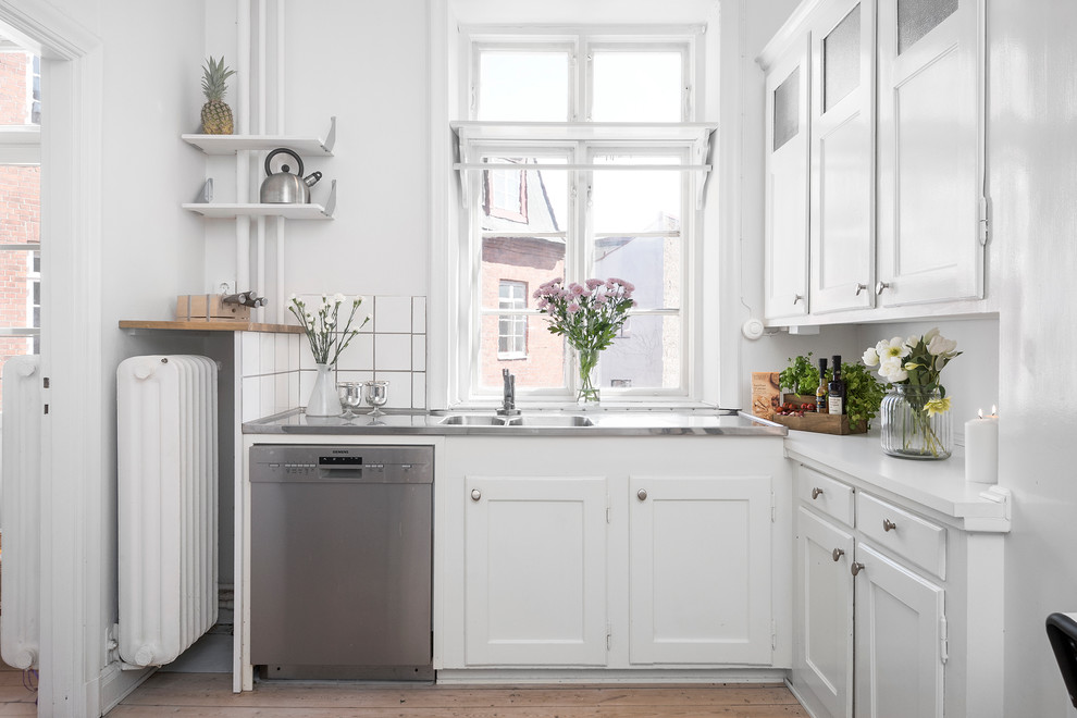 Transitional kitchen photo in Malmo