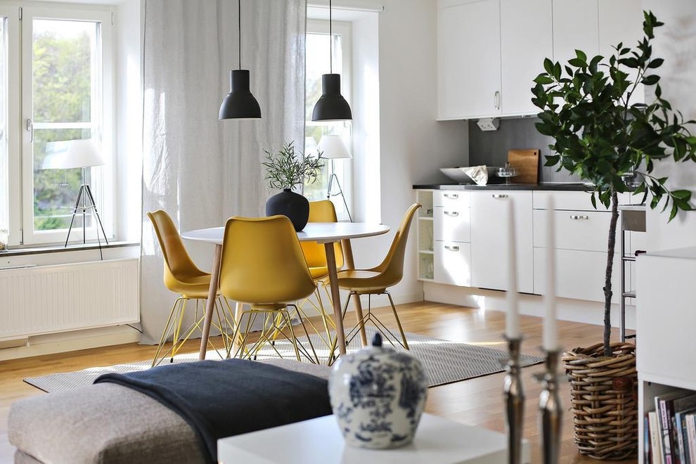 Idéer för skandinaviska linjära kök med öppen planlösning, med vita skåp, mellanmörkt trägolv och brunt golv