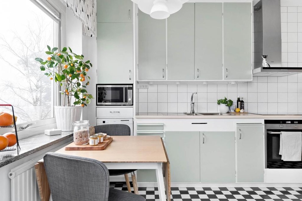 Inspiration för ett mellanstort minimalistiskt linjärt kök, med en dubbel diskho, släta luckor, grå skåp, vitt stänkskydd och stänkskydd i tunnelbanekakel