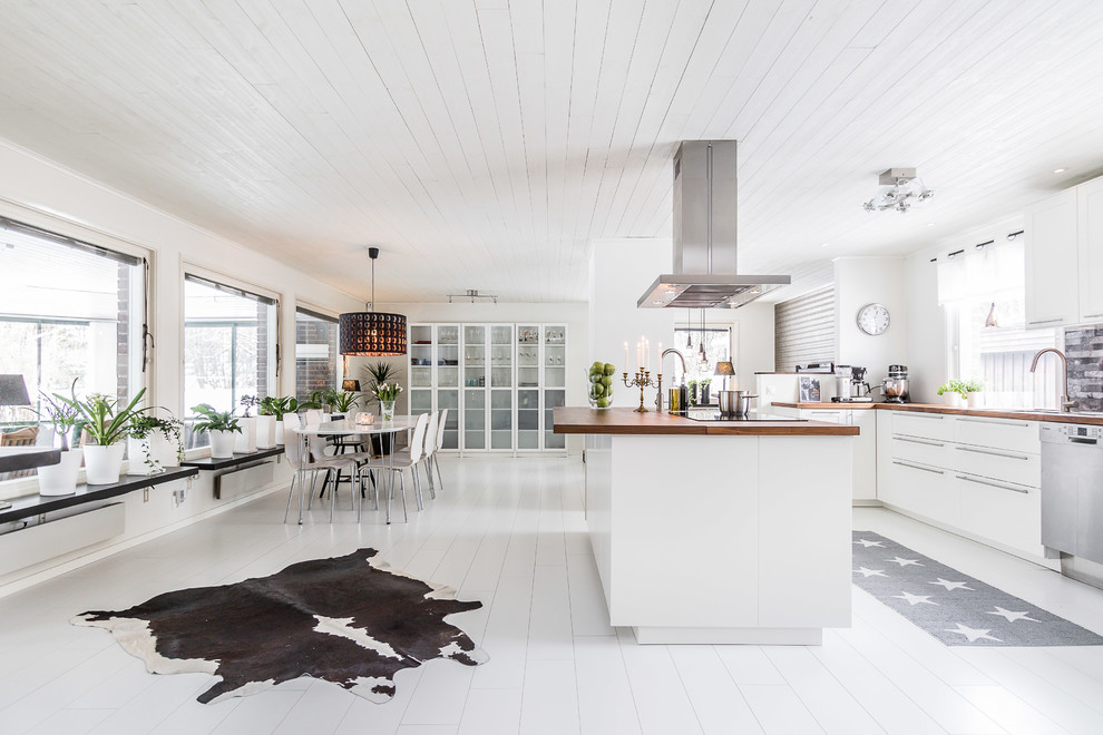 Пример оригинального дизайна: большая кухня у окна в скандинавском стиле с деревянным полом, белым полом, обеденным столом, белыми фасадами, деревянной столешницей, техникой из нержавеющей стали и островом