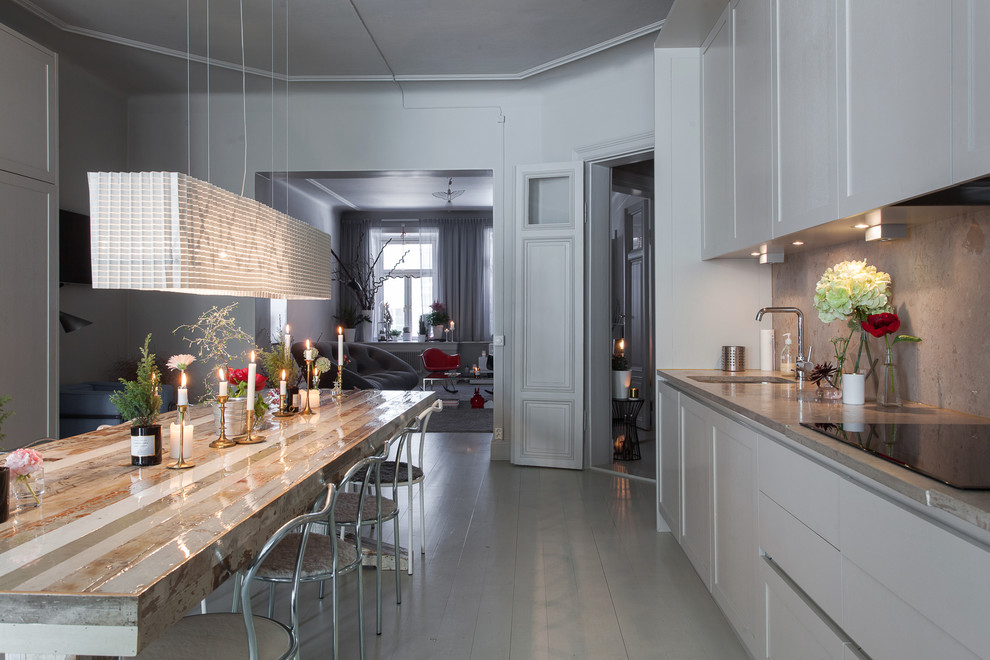 Einzeilige, Große Moderne Wohnküche ohne Insel mit Waschbecken, Schrankfronten mit vertiefter Füllung, grauen Schränken und gebeiztem Holzboden in Stockholm