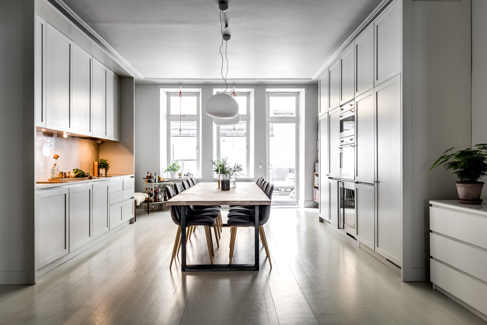 Inspiration for a transitional kitchen remodel in Stockholm