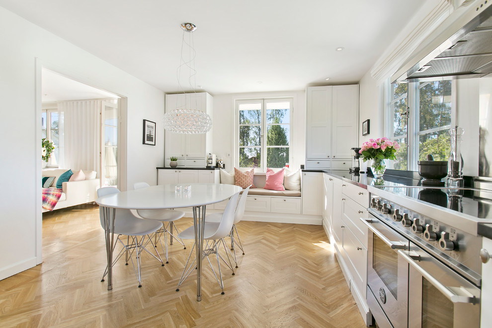 Diseño de cocina minimalista grande cerrada con armarios estilo shaker, puertas de armario blancas y suelo de madera en tonos medios