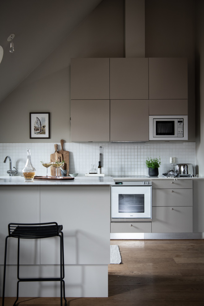 Immagine di una cucina minimalista con soffitto a volta