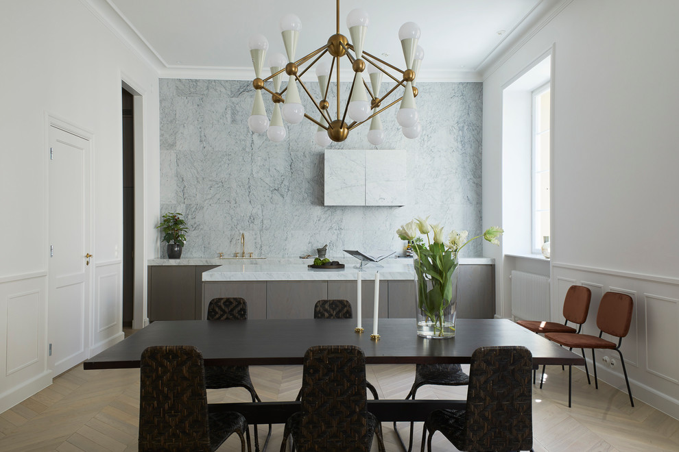 Idee per una cucina moderna con lavello sottopiano, ante lisce, ante grigie, paraspruzzi grigio, parquet chiaro, pavimento marrone e top grigio