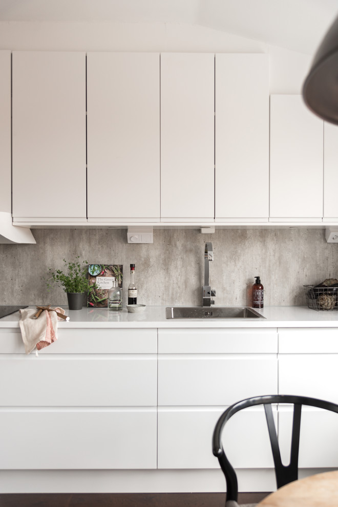 Стильный дизайн: кухня среднего размера в стиле модернизм с одинарной мойкой и белыми фасадами - последний тренд
