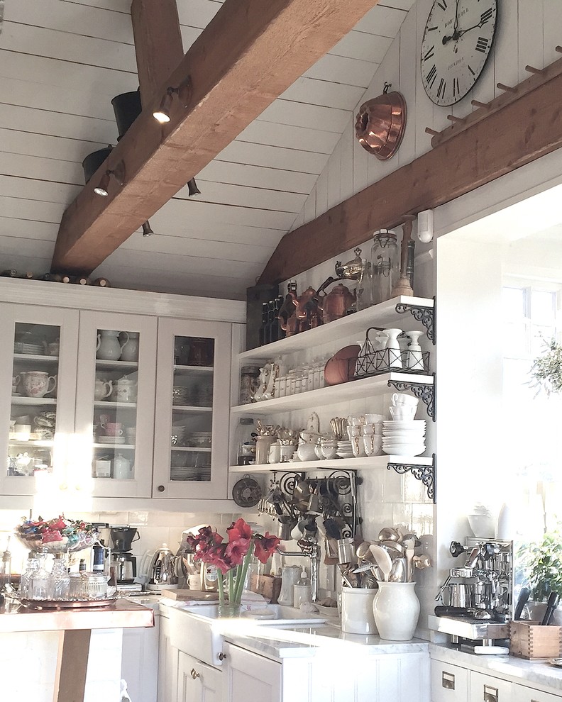 Esempio di una grande cucina vittoriana con lavello stile country, ante grigie, top in marmo, paraspruzzi in gres porcellanato e elettrodomestici in acciaio inossidabile