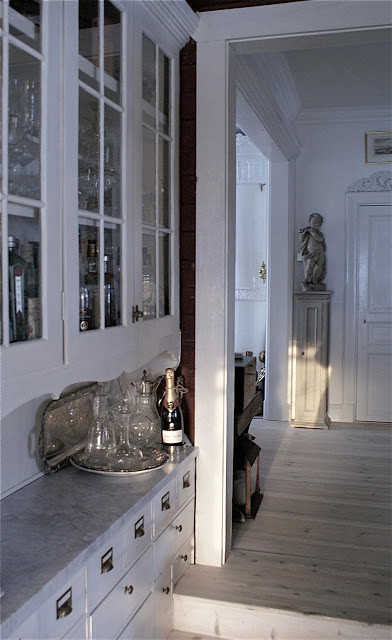 Esempio di un grande cucina con isola centrale vittoriano con top in marmo e elettrodomestici in acciaio inossidabile