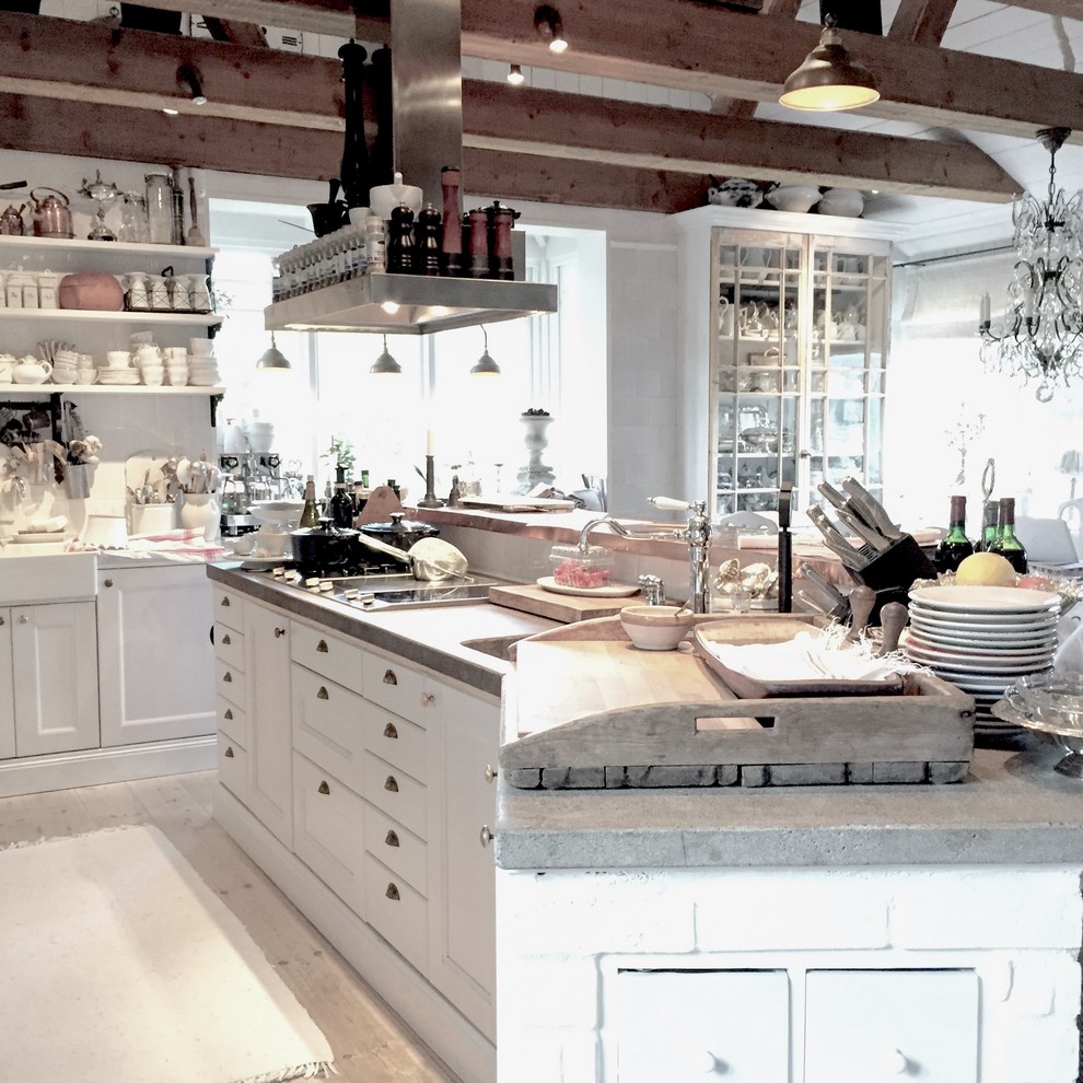 Exempel på ett stort klassiskt kök med öppen planlösning, med en rustik diskho, grå skåp, bänkskiva i betong, stänkskydd i porslinskakel, rostfria vitvaror, ljust trägolv och en köksö