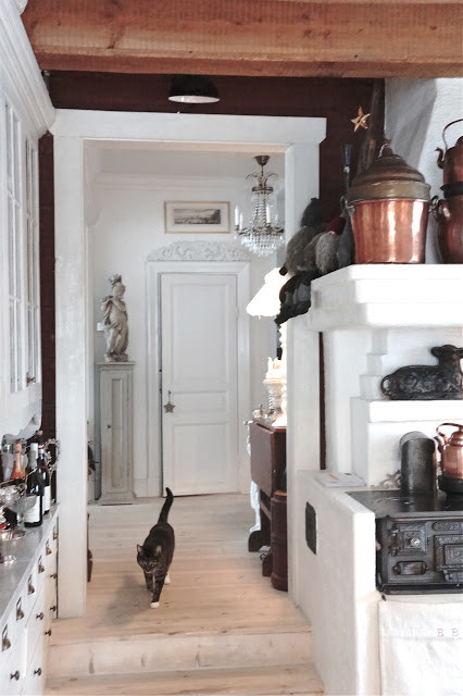 Foto di una grande cucina vittoriana con top in marmo e parquet chiaro