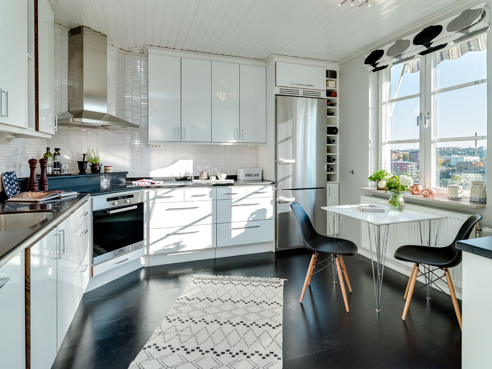 Esempio di una cucina scandinava di medie dimensioni con ante lisce, ante bianche, paraspruzzi bianco, paraspruzzi con piastrelle a listelli, elettrodomestici in acciaio inossidabile e nessuna isola
