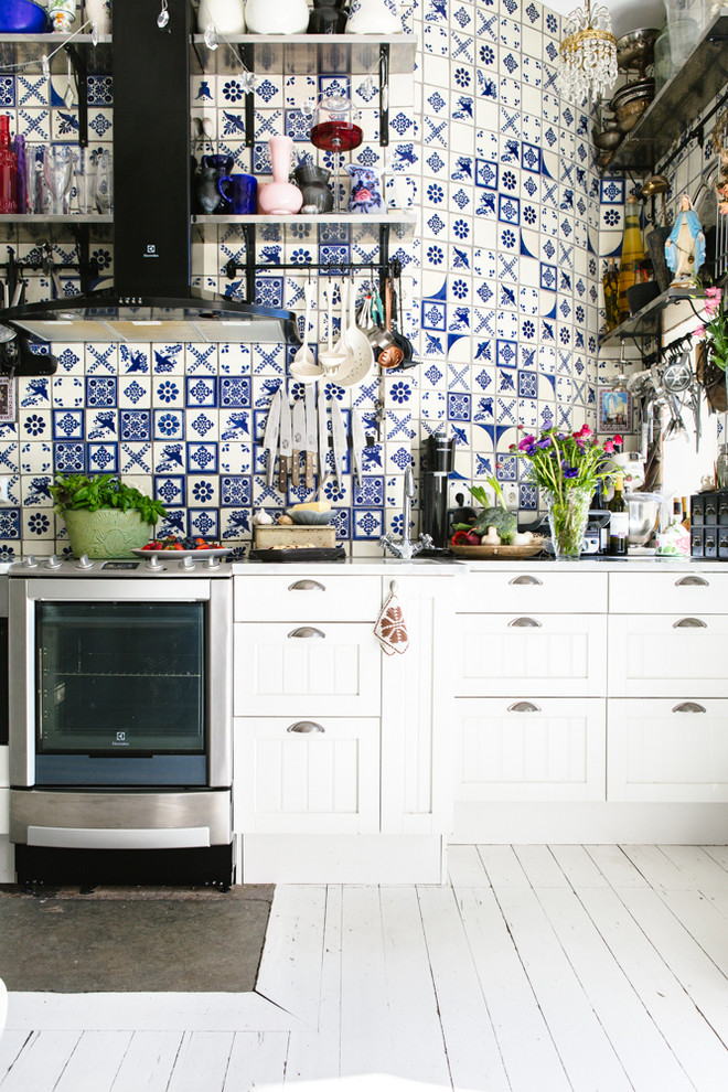Foto di una grande cucina boho chic con ante con bugna sagomata, ante bianche, top in marmo, pavimento in legno verniciato e nessuna isola