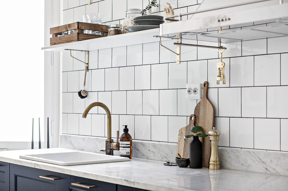Idéer för ett skandinaviskt kök med öppen planlösning, med öppna hyllor, marmorbänkskiva och vitt golv