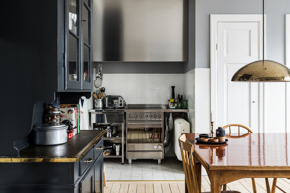 Foto på ett stort minimalistiskt linjärt kök, med luckor med infälld panel, blå skåp och ljust trägolv