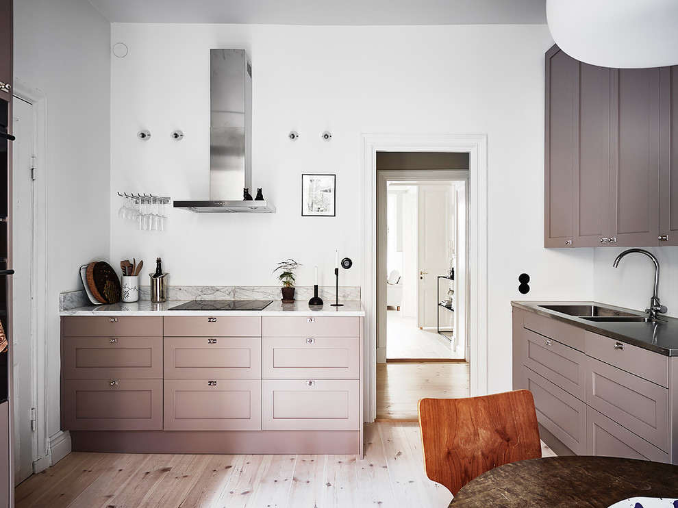 Стильный дизайн: кухня среднего размера в скандинавском стиле - последний тренд