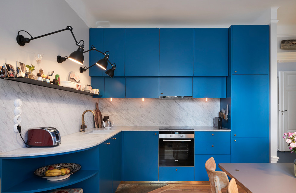 Idee per una piccola cucina design con ante lisce e ante blu