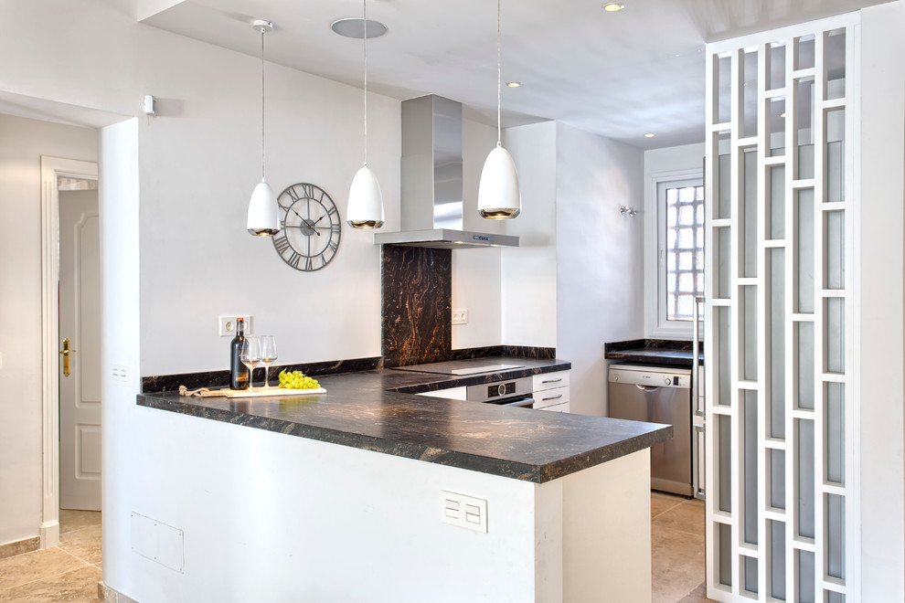 Foto di una cucina moderna di medie dimensioni con ante lisce, ante bianche, paraspruzzi bianco, elettrodomestici in acciaio inossidabile e nessuna isola