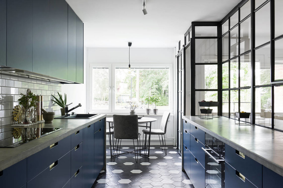 Idéer för mellanstora nordiska linjära grått kök med öppen planlösning, med blå skåp, bänkskiva i betong, vitt stänkskydd, stänkskydd i porslinskakel, färgglada vitvaror, klinkergolv i porslin, flera köksöar och flerfärgat golv