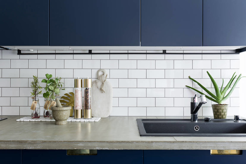 Idéer för att renovera ett mellanstort nordiskt grå linjärt grått kök med öppen planlösning, med blå skåp, bänkskiva i betong, vitt stänkskydd, stänkskydd i porslinskakel, färgglada vitvaror, klinkergolv i porslin och flera köksöar