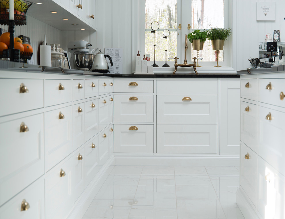 Idéer för stora lantliga l-kök, med en köksö, skåp i shakerstil, vita skåp, granitbänkskiva, marmorgolv och vitt golv