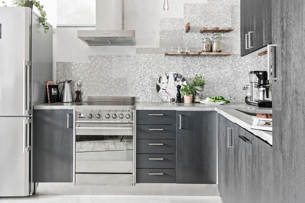 Moderne Küche ohne Insel in L-Form mit flächenbündigen Schrankfronten, grauen Schränken, Küchenrückwand in Grau und Küchengeräten aus Edelstahl in Göteborg