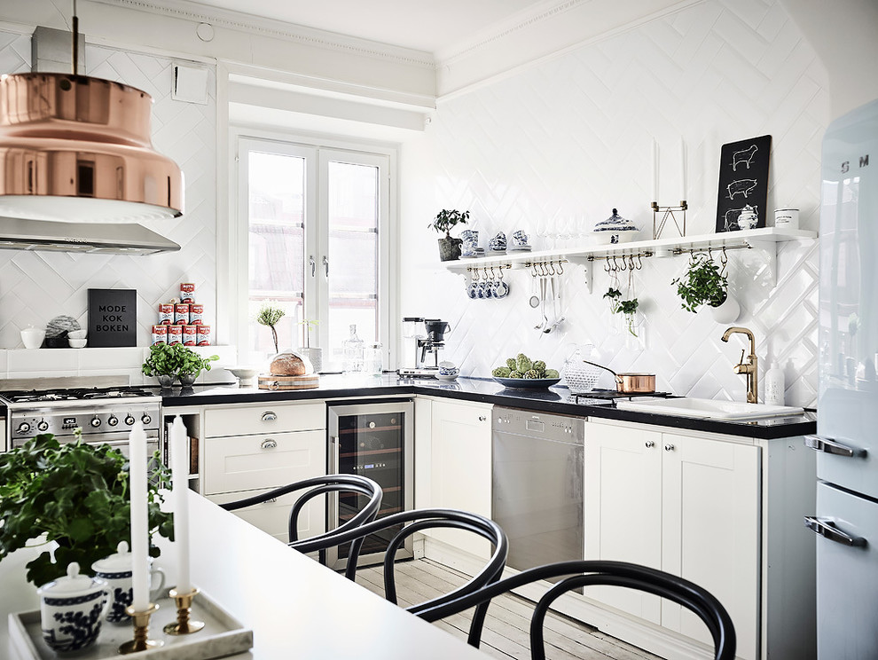ヨーテボリにある北欧スタイルのおしゃれなキッチンの写真