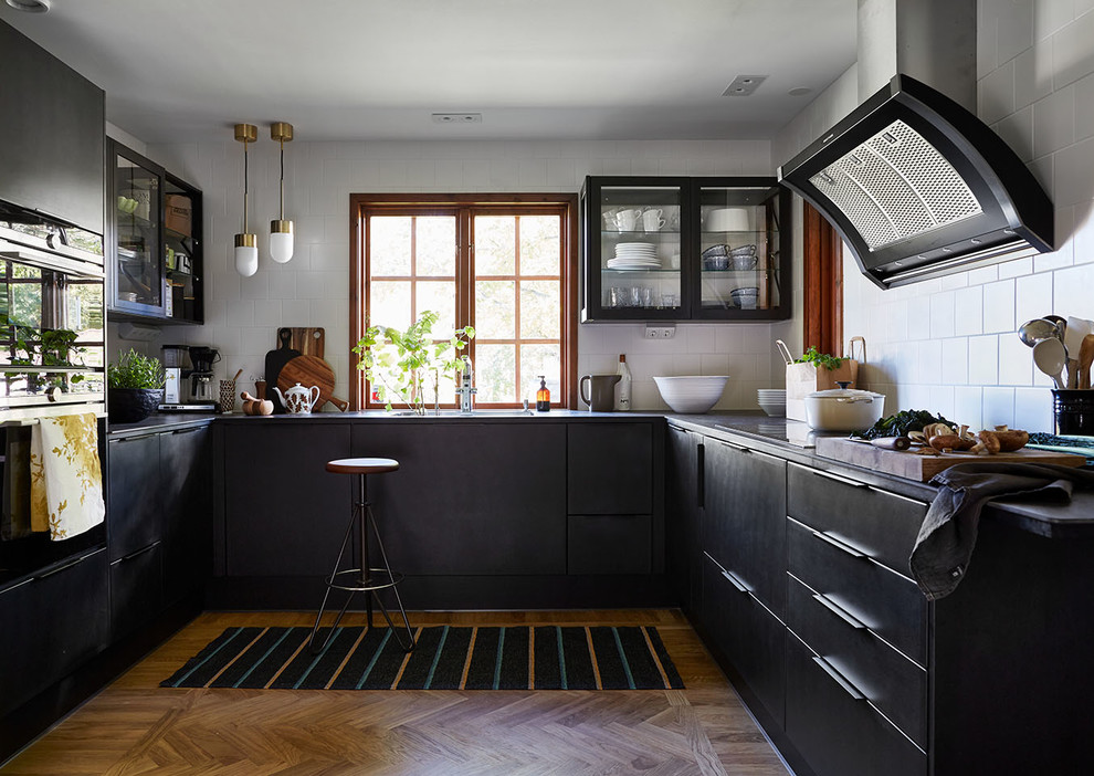 Exempel på ett stort modernt grå grått kök, med en nedsänkt diskho, släta luckor, svarta skåp, vitt stänkskydd, stänkskydd i keramik, rostfria vitvaror, mörkt trägolv och brunt golv