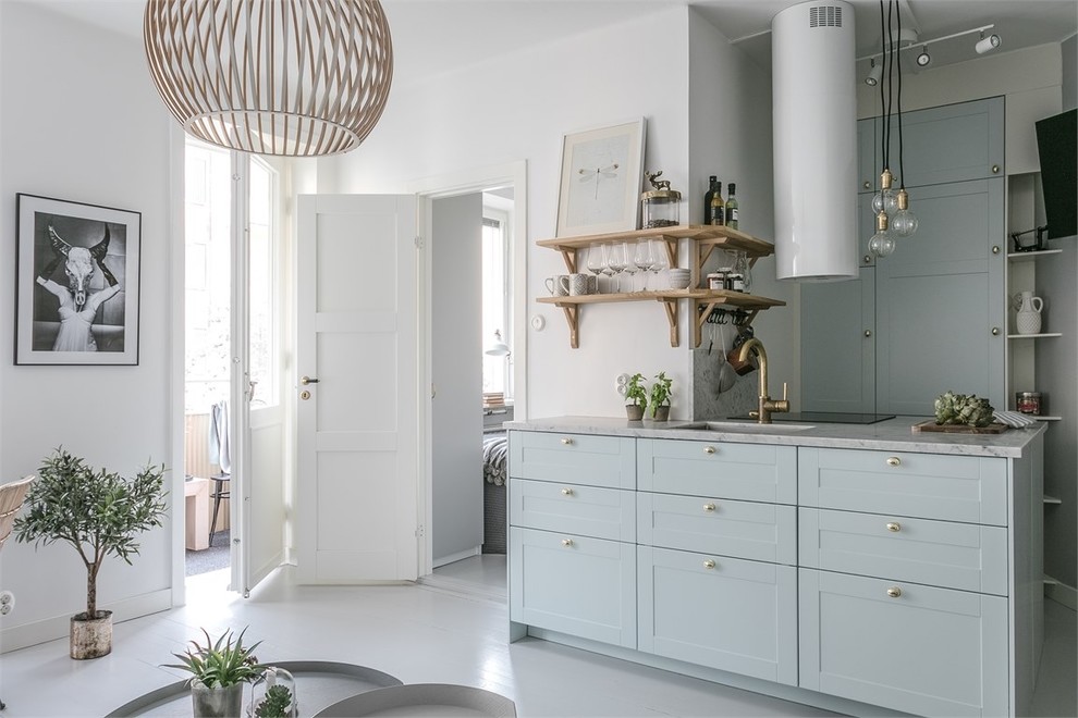 Foto på ett litet minimalistiskt kök, med en halv köksö, marmorbänkskiva, målat trägolv, vitt golv, en enkel diskho och skåp i shakerstil